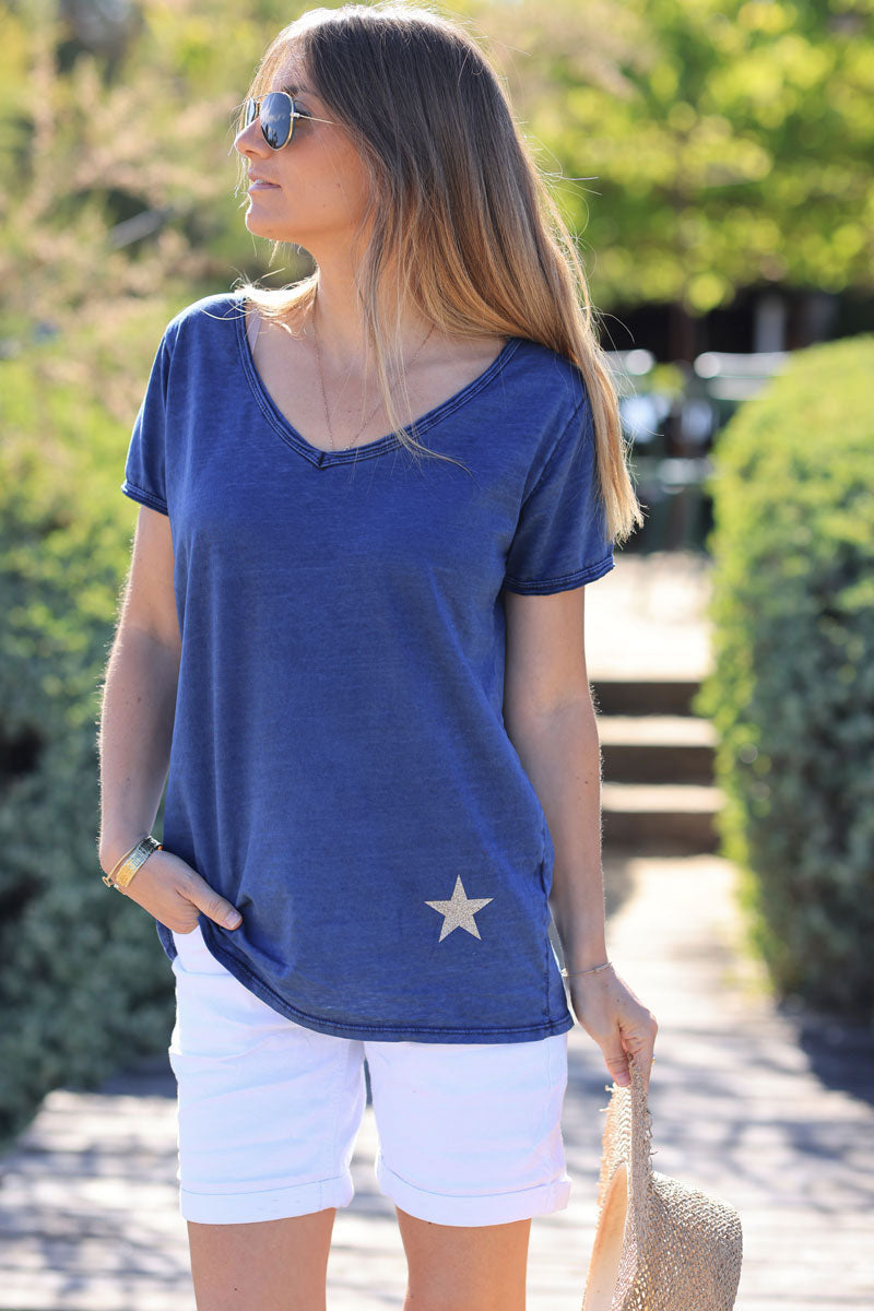 Camiseta de algodón azul marino desteñida con cuello de pico y estrella dorada brillante en el bajo