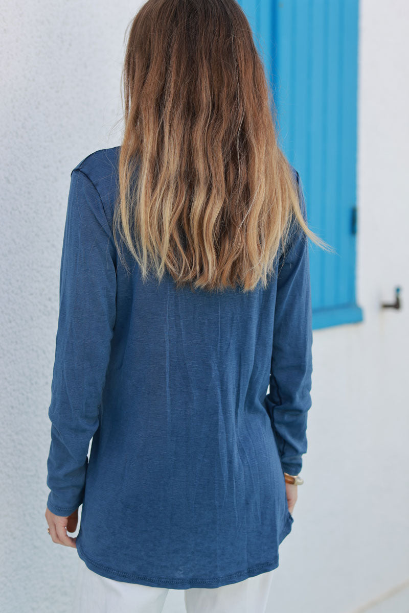 Tshirt bleu marine delavé manches longues en coton col v finition franges