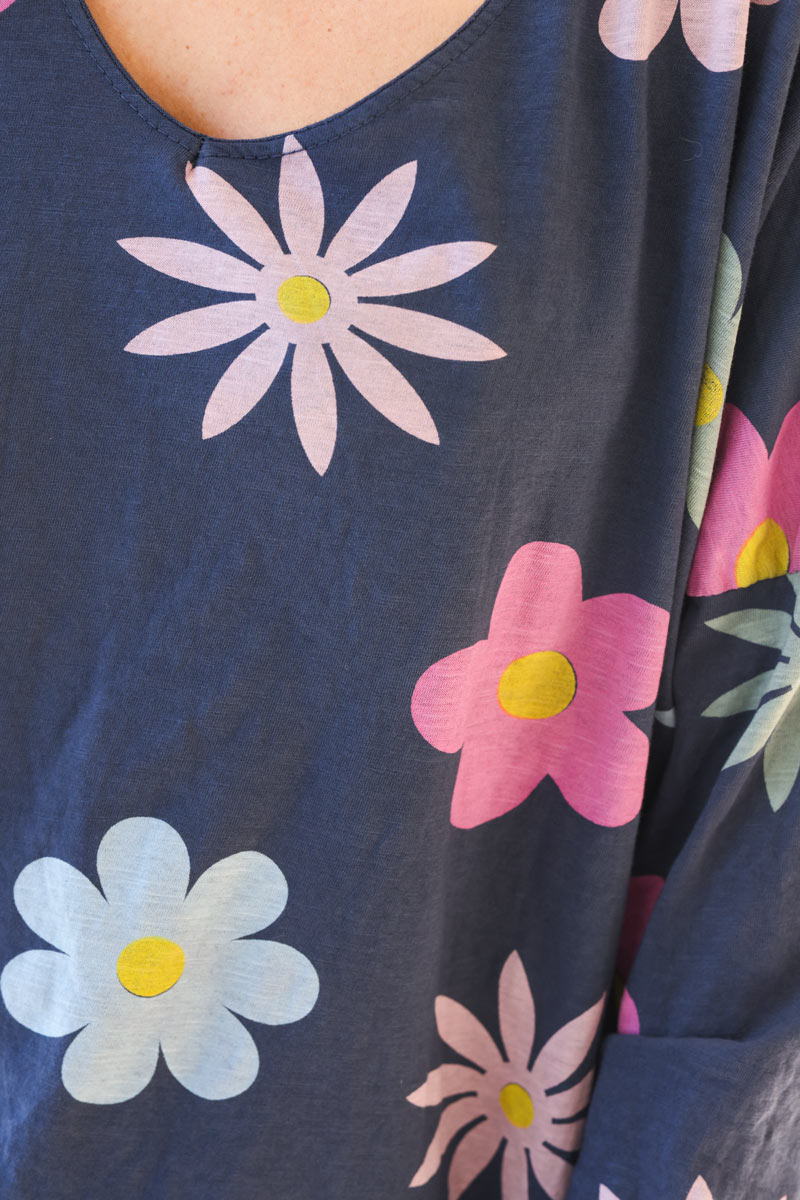 Camiseta de algodón de manga larga azul marino con flores de colores