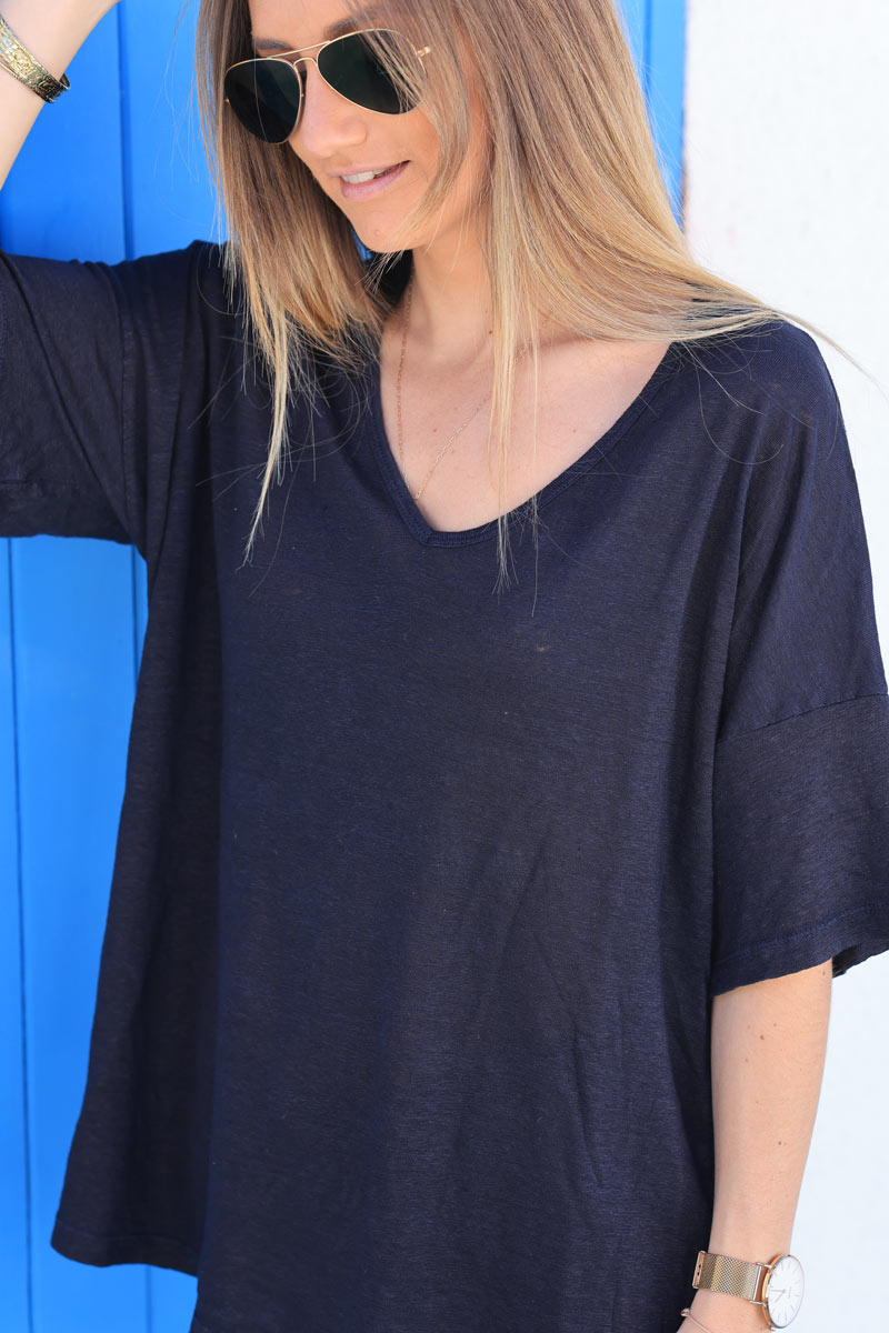 Camiseta suave de lino azul marino con cuello en pico y mangas holgadas