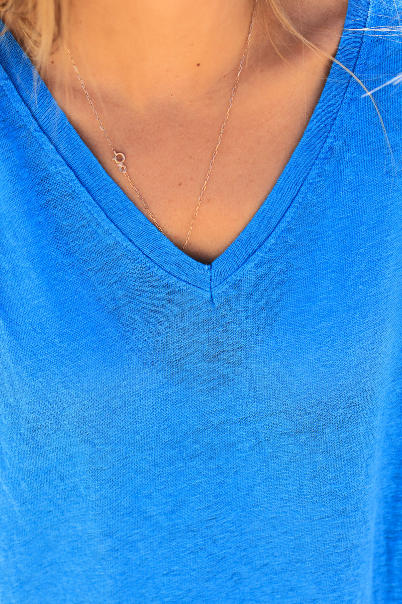 Camiseta cuello pico lino suave azul royal