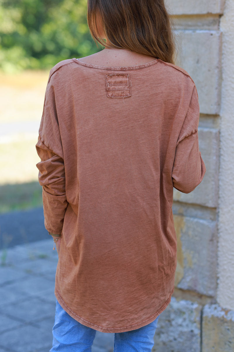 Camiseta camel lavada de manga larga con cuello de pico y parche con mensaje en la espalda