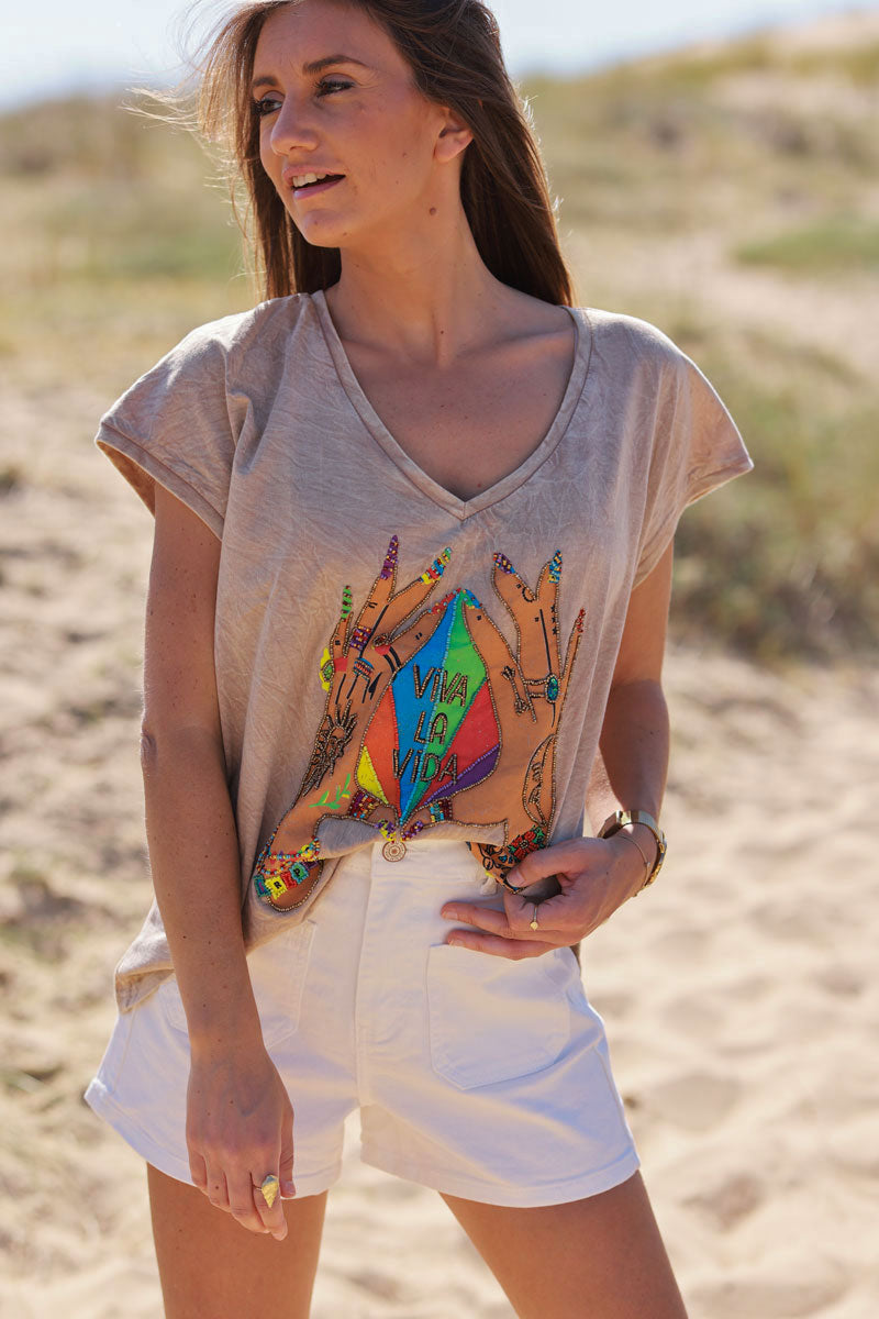 Tshirt camel délavé col v motif mains colorées broderie perles Viva la vida