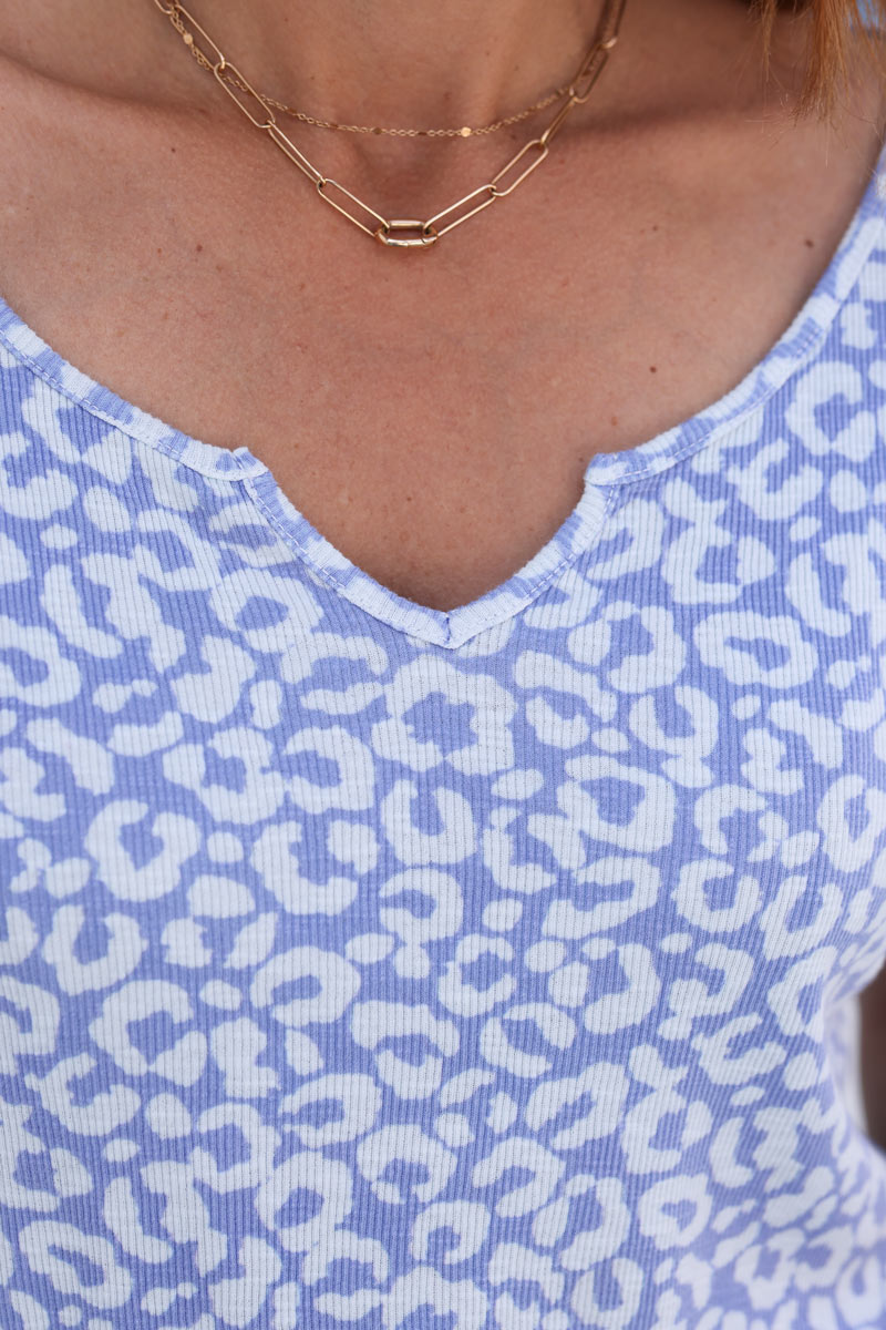 Tshirt cotele col ouvert v motifs leopard lilas h190 (1)