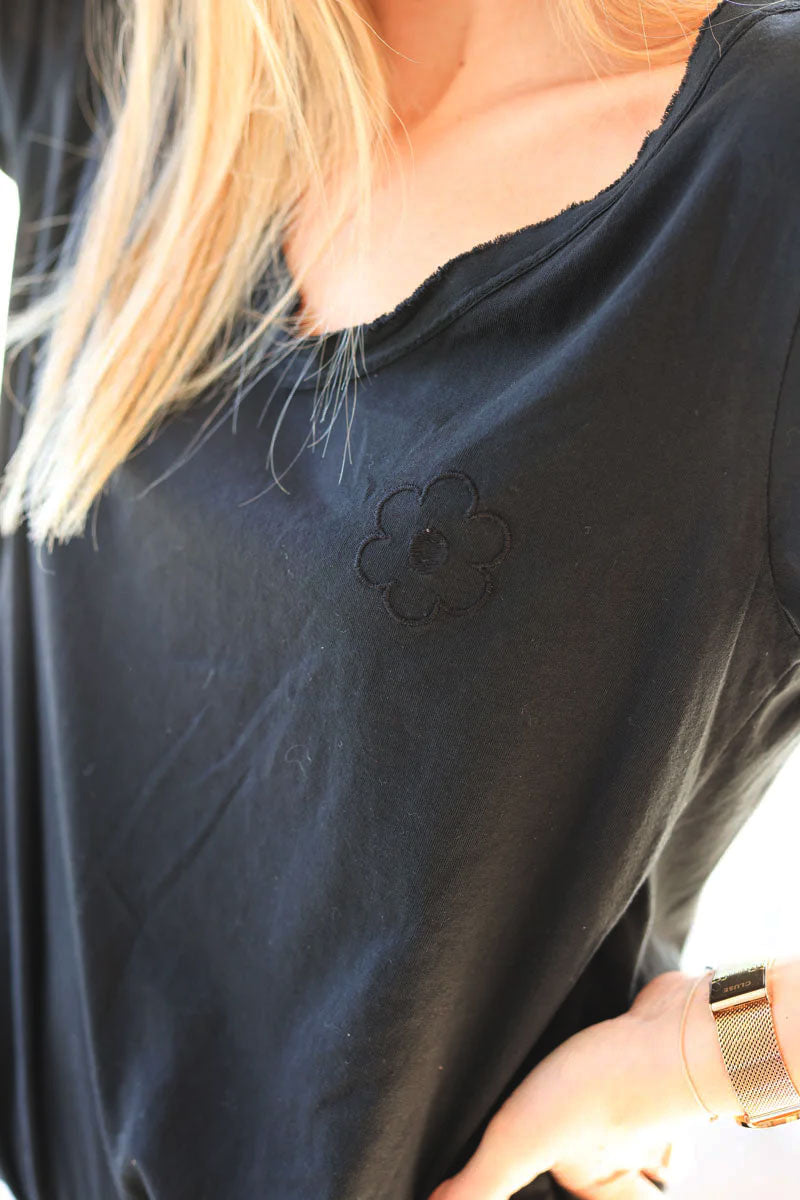 T-shirt en coton noir col v broderie fleur marguerite
