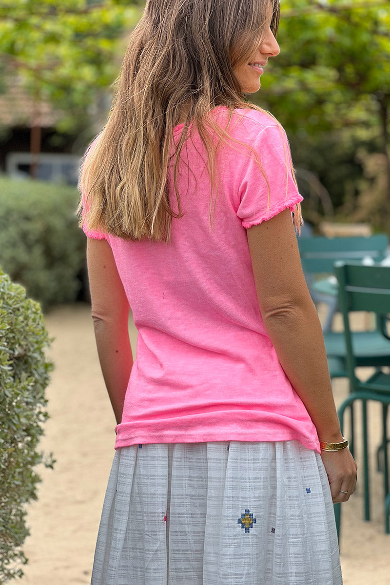 T-shirt coton stretch rose fluo délavé finitions petites franges
