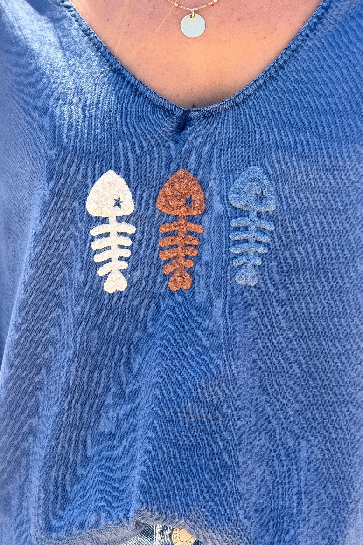 Tshirt coupe loose col v bleu marine délavé trio poisson en bouclettes
