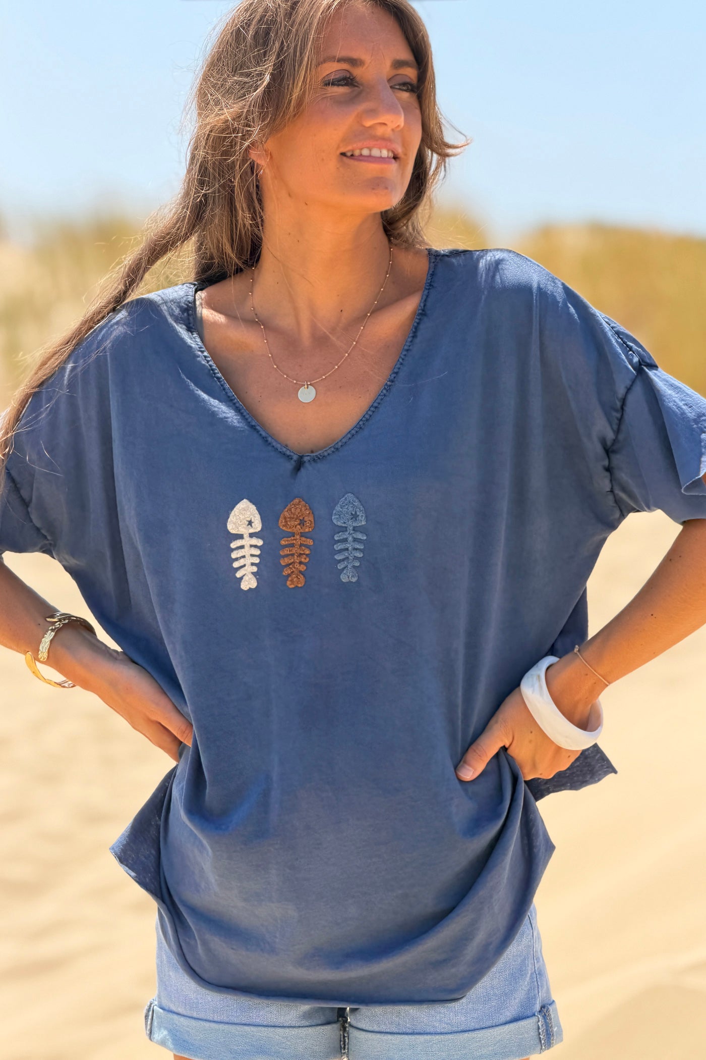 Tshirt coupe loose col v bleu marine délavé trio poisson en bouclettes