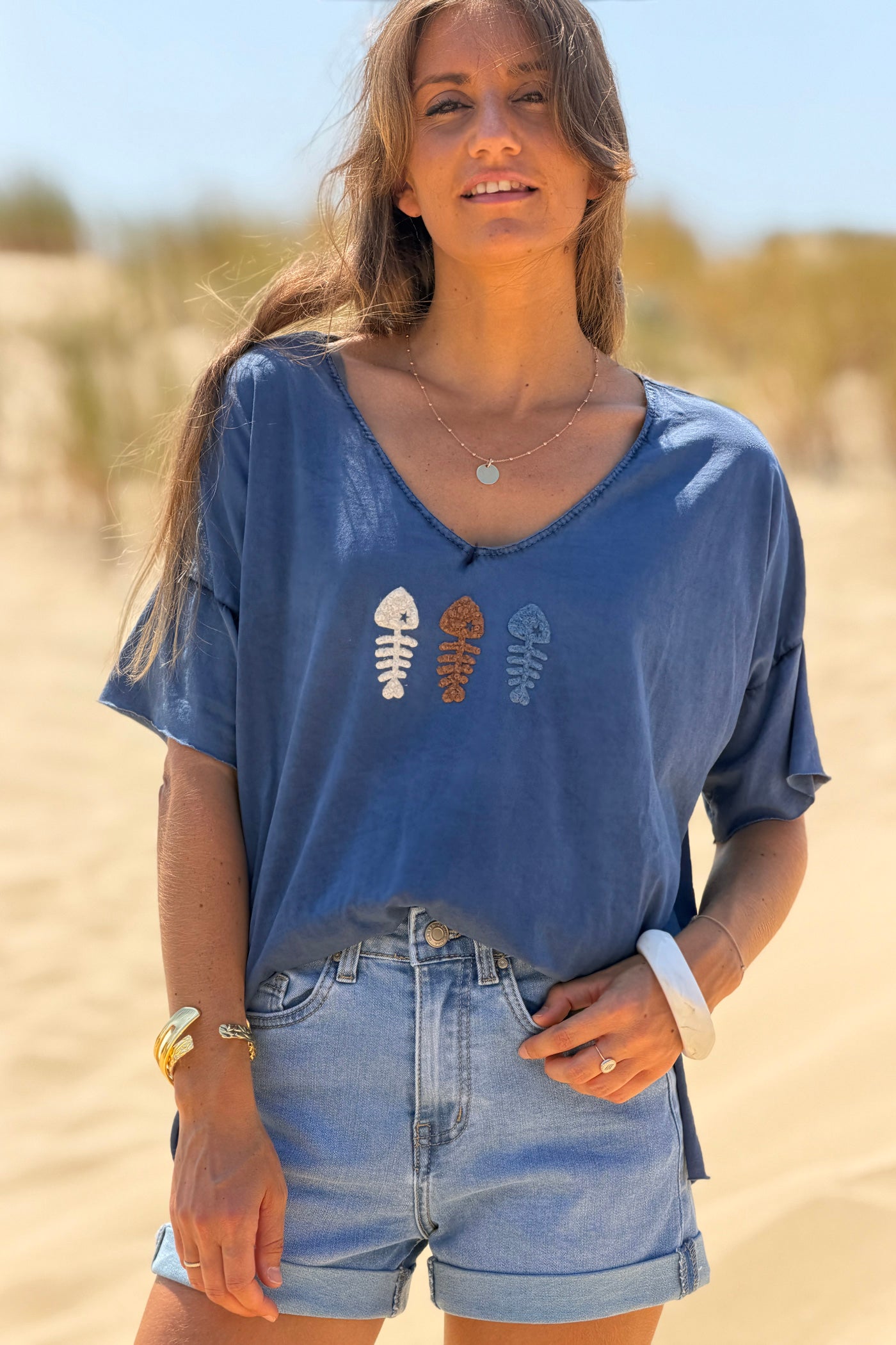 Tshirt coupe loose col v bleu marine délavé trio poisson en bouclettes