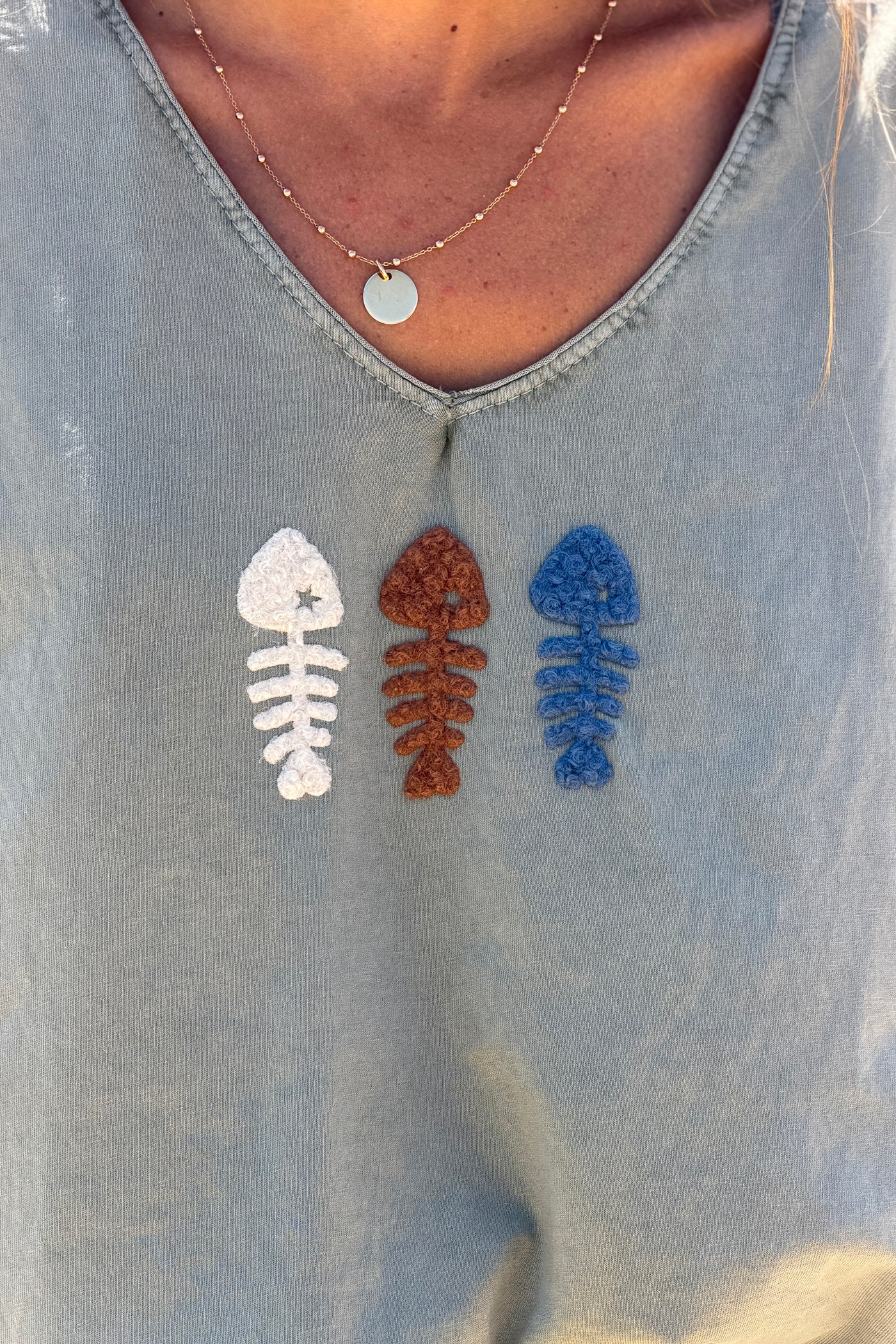 Tshirt coupe loose col v kaki délavé trio poisson en bouclettes