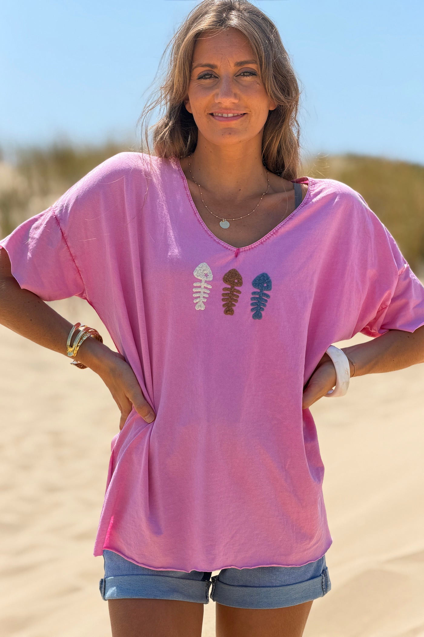 Tshirt coupe loose col v rose délavé trio poisson en bouclettes