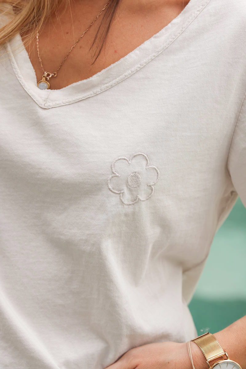 Camiseta de algodón beige desgastado con bordado de margaritas
