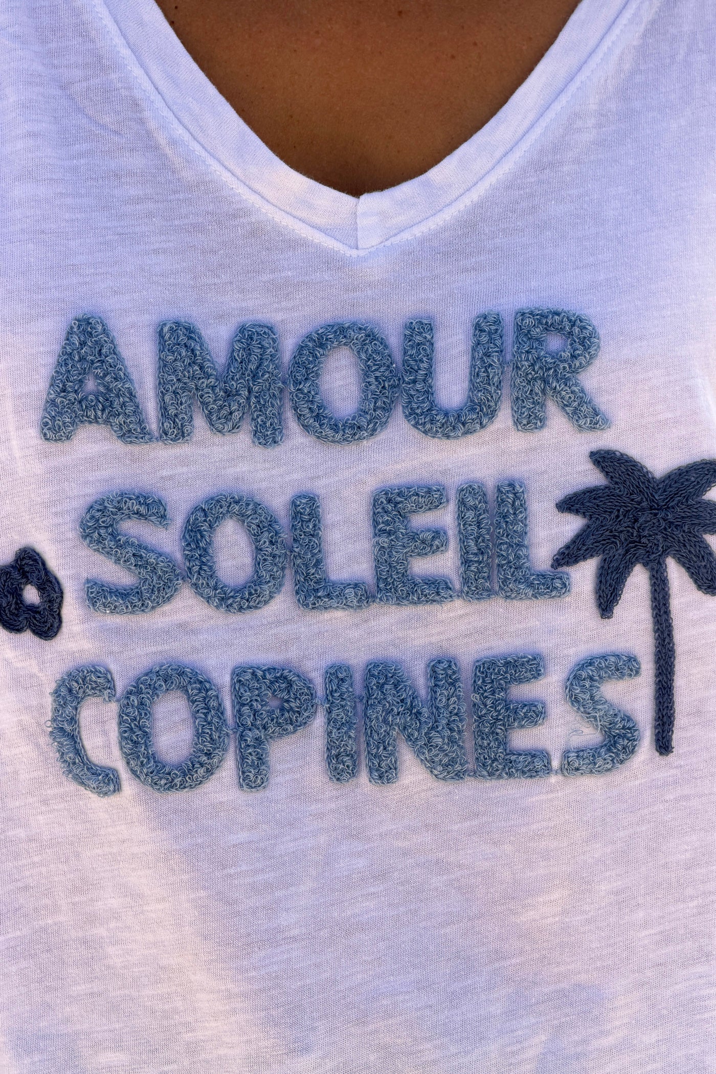 Tshirt en coton blanc broderie bouclettes éponge bleu Amour soleil copines