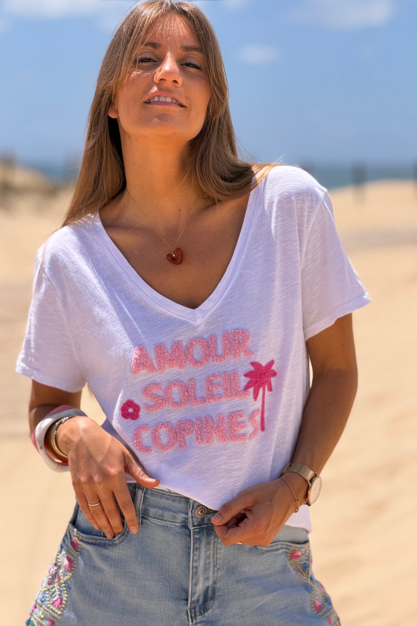 Tshirt en coton blanc broderie bouclettes éponge rose Amour soleil copines