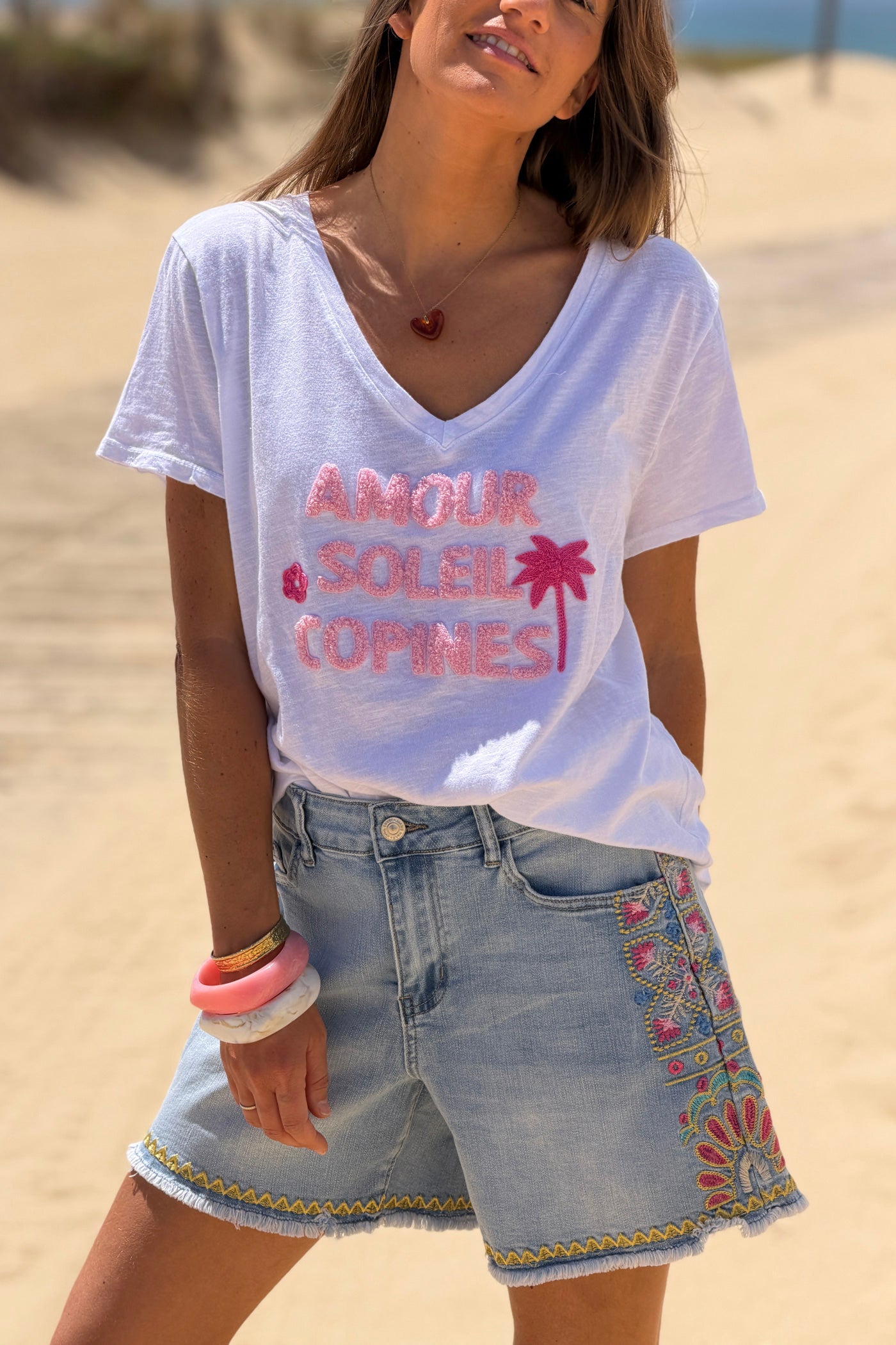 Tshirt en coton blanc broderie bouclettes éponge rose Amour soleil copines