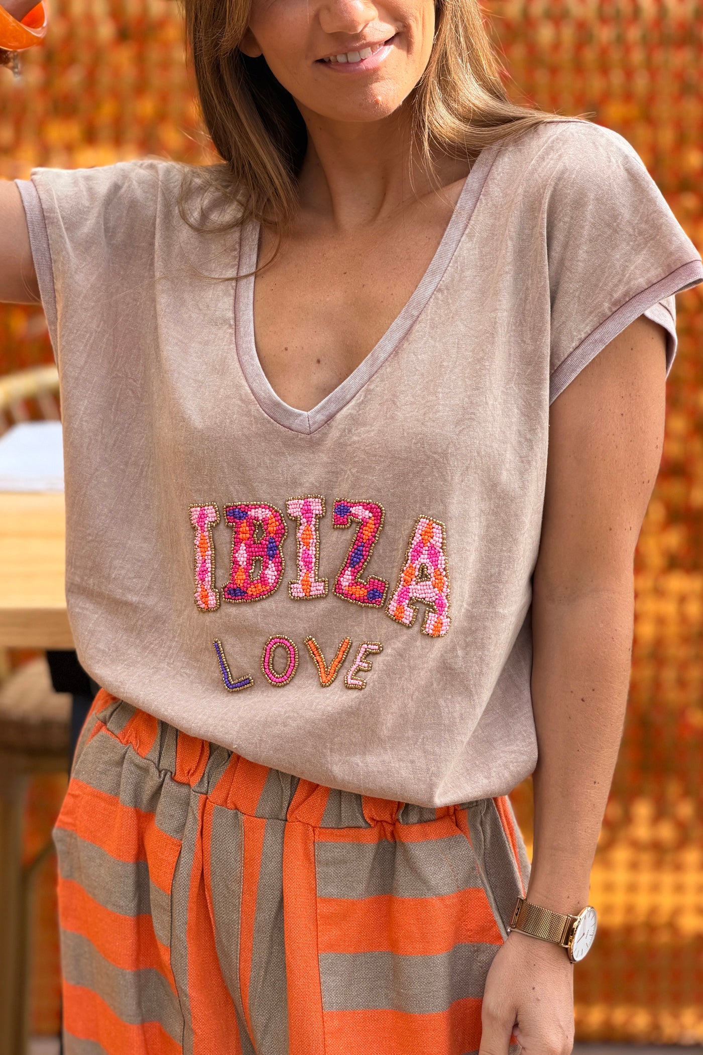 Tshirt en coton camel délavé broderie Ibiza en perles colorées