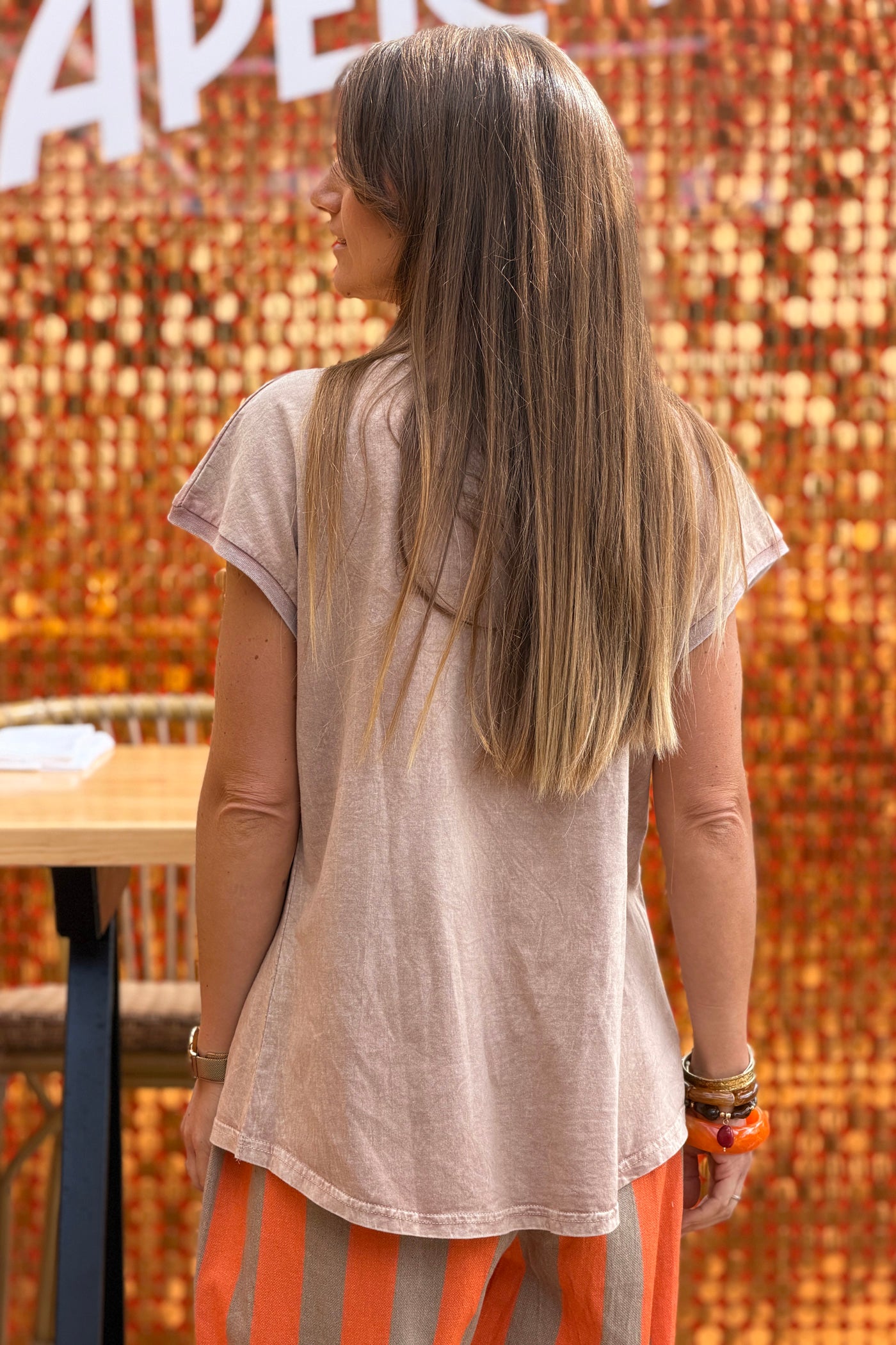 Tshirt en coton camel délavé broderie Ibiza en perles colorées