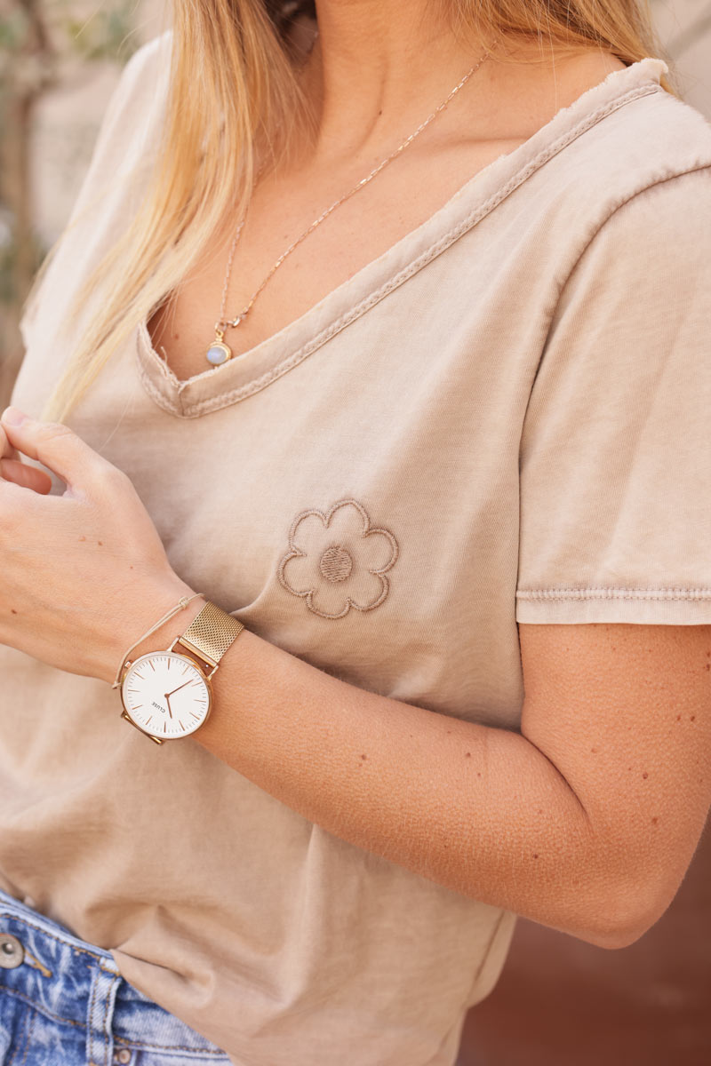Faded camel cotton t-shirt with embroidered daisy