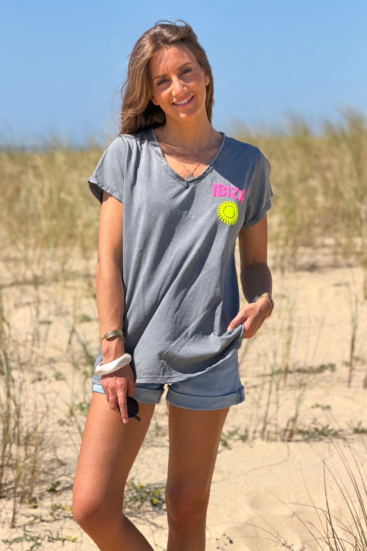 Tshirt en coton gris délavé Ibiza soleil sérigraphie puff relief