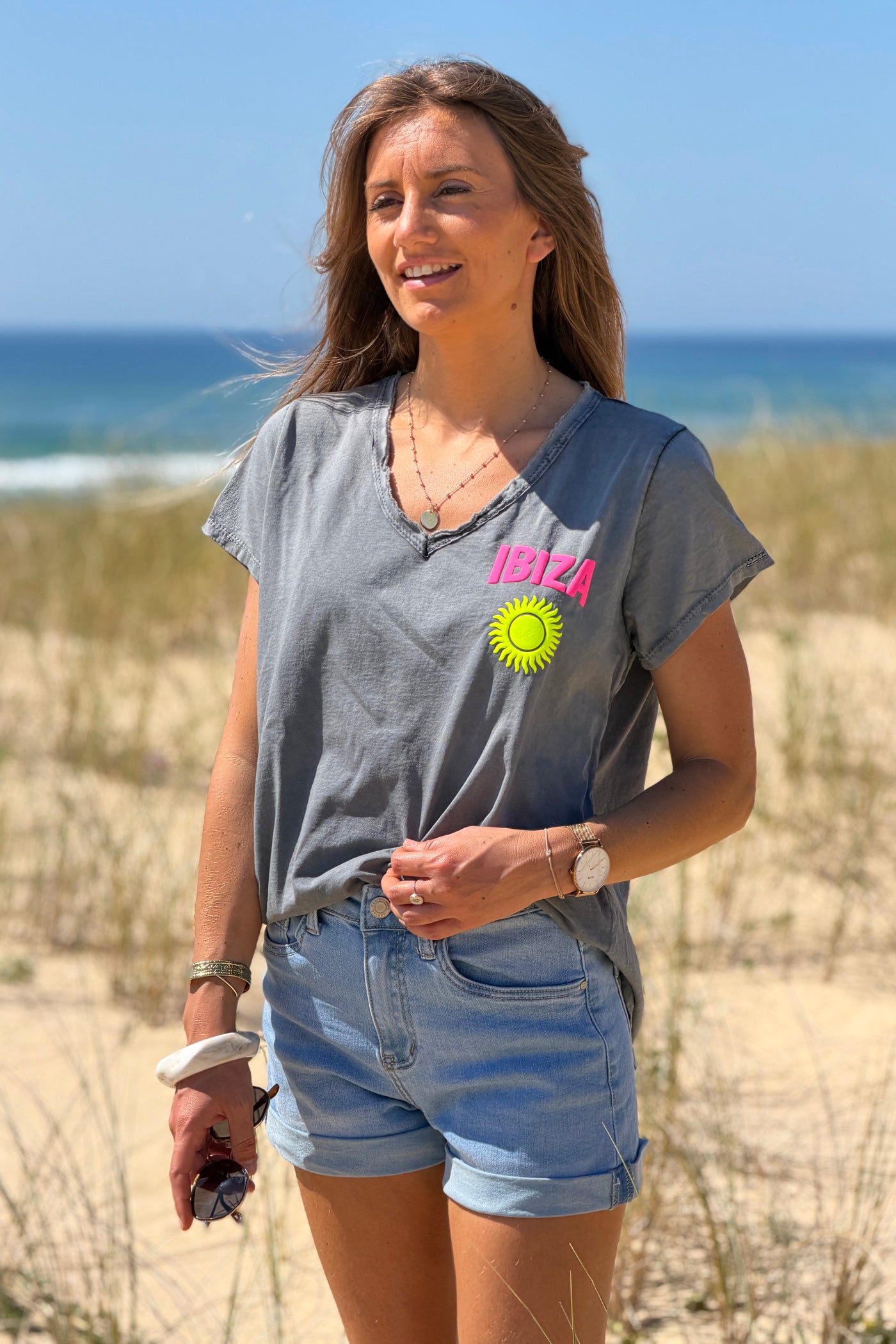 Tshirt en coton gris délavé Ibiza soleil sérigraphie puff relief