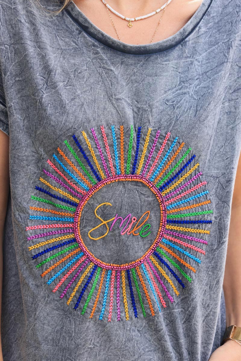 Camiseta de algodón gris desgastado con bordado de sol y sonrisa multicolor