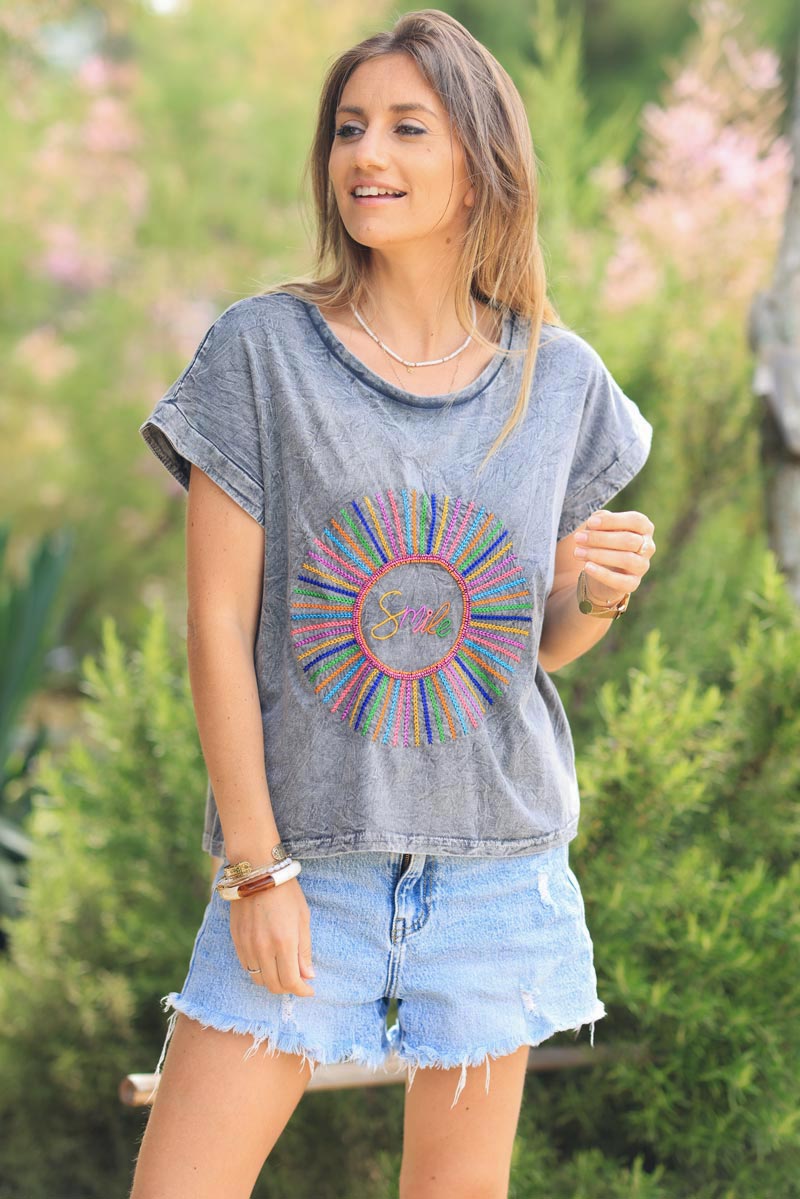 Camiseta de algodón gris desgastado con bordado de sol y sonrisa multicolor