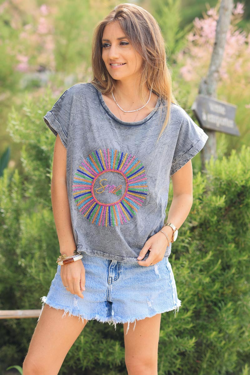 T-shirt en coton gris délavé broderie soleil et smile multicolore