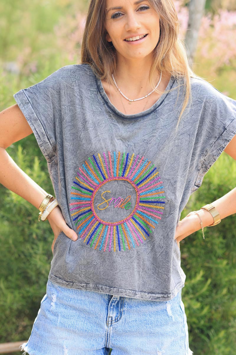 T-shirt en coton gris délavé broderie soleil et smile multicolore