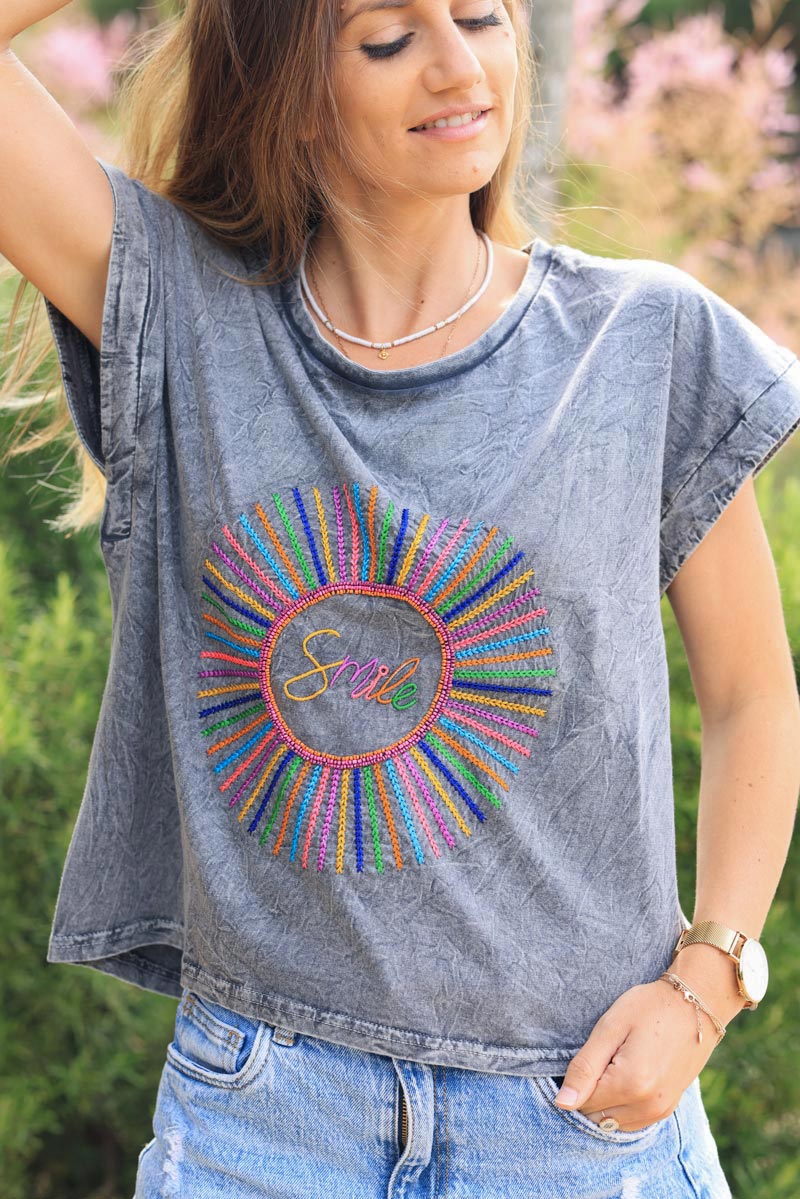 Camiseta de algodón gris desgastado con bordado de sol y sonrisa multicolor