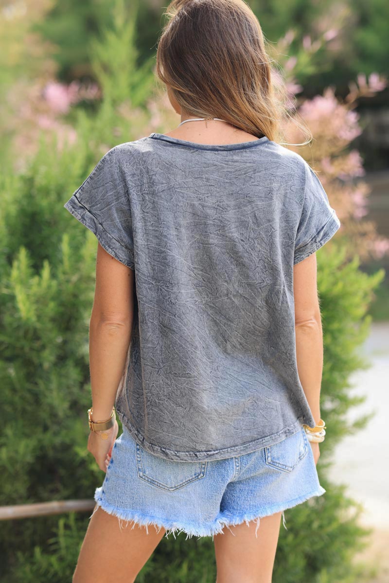 Camiseta de algodón gris desgastado con bordado de sol y sonrisa multicolor