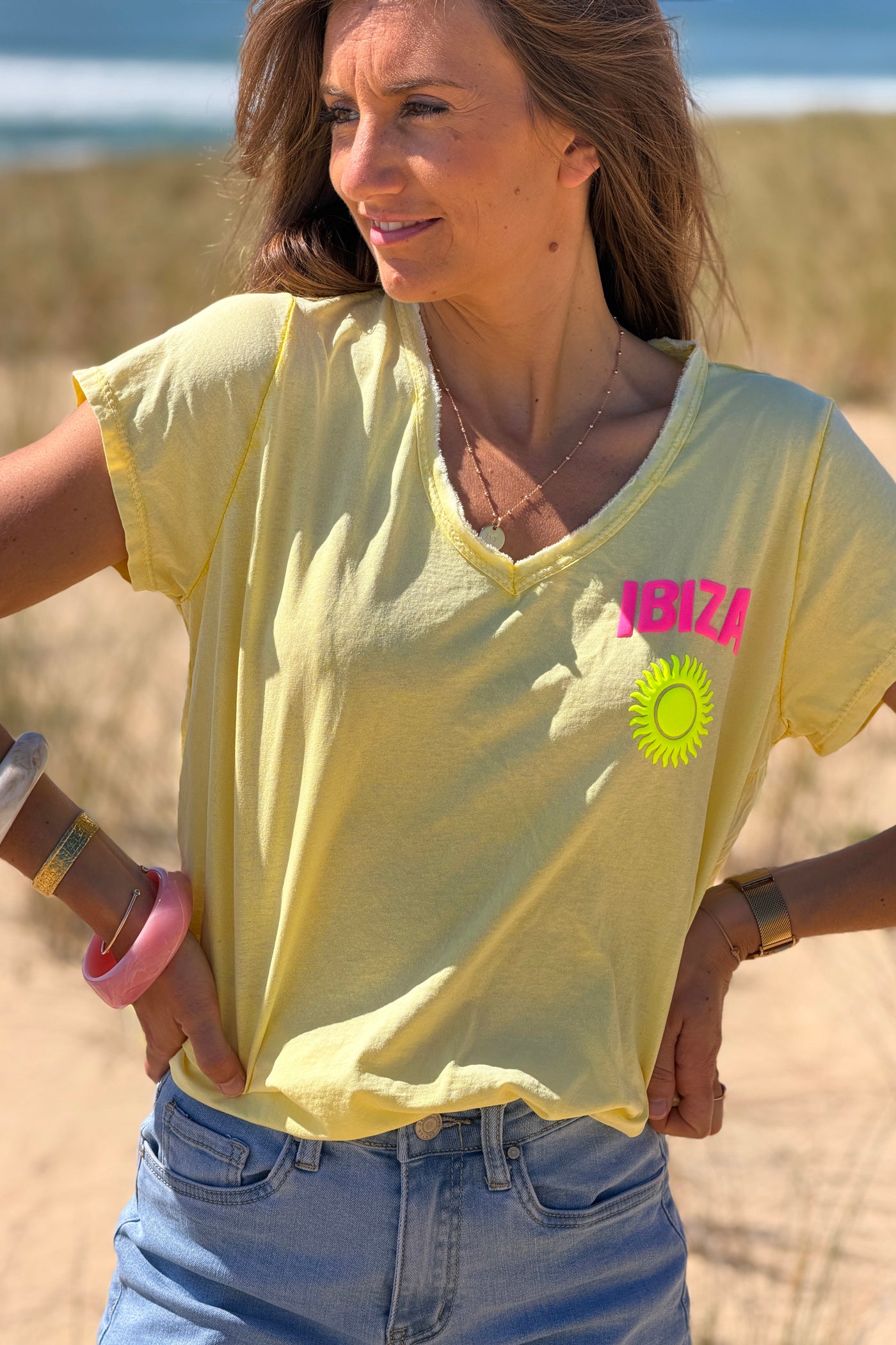 Tshirt en coton jaune délavé Ibiza soleil sérigraphie puff relief
