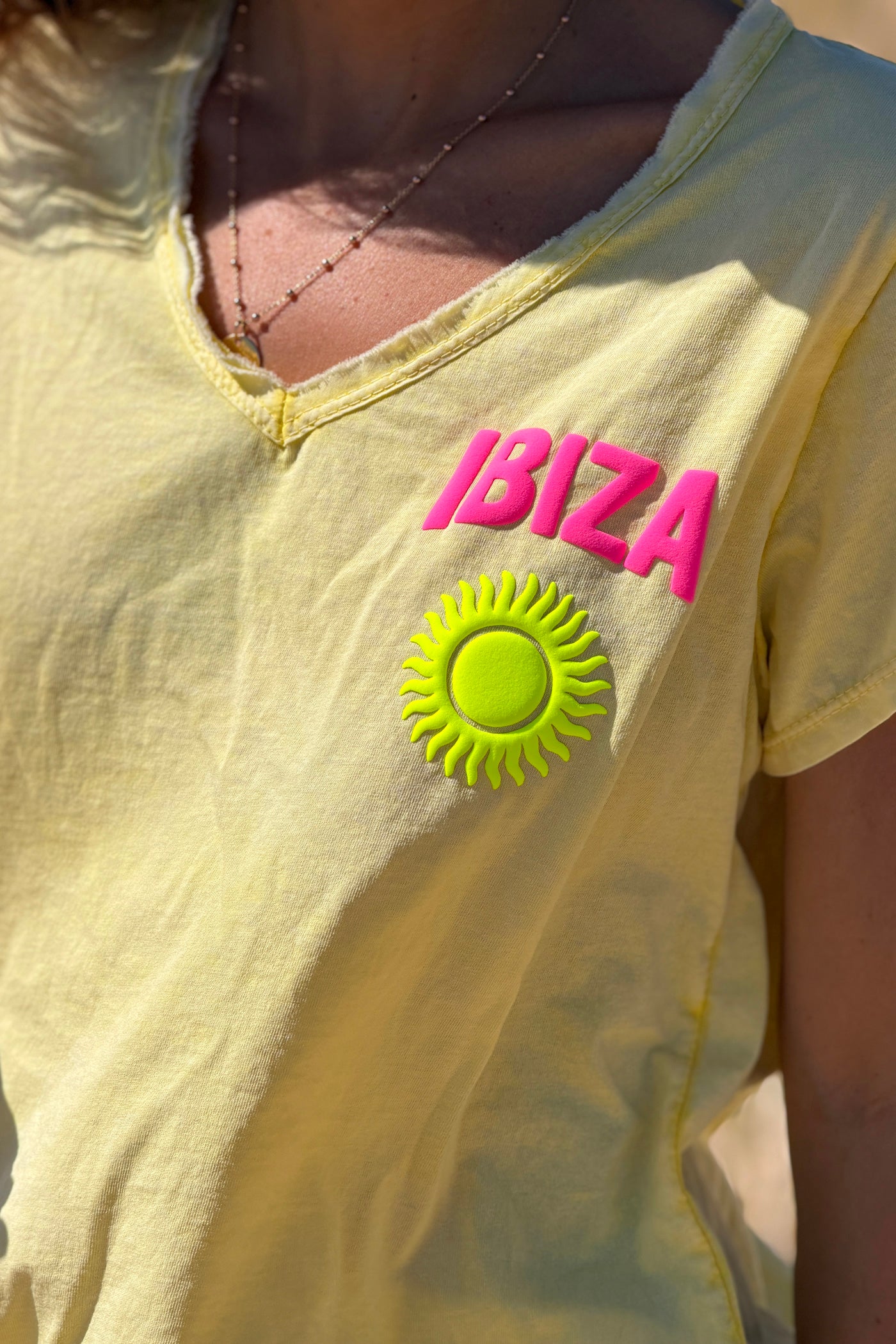 Tshirt en coton jaune délavé Ibiza soleil sérigraphie puff relief