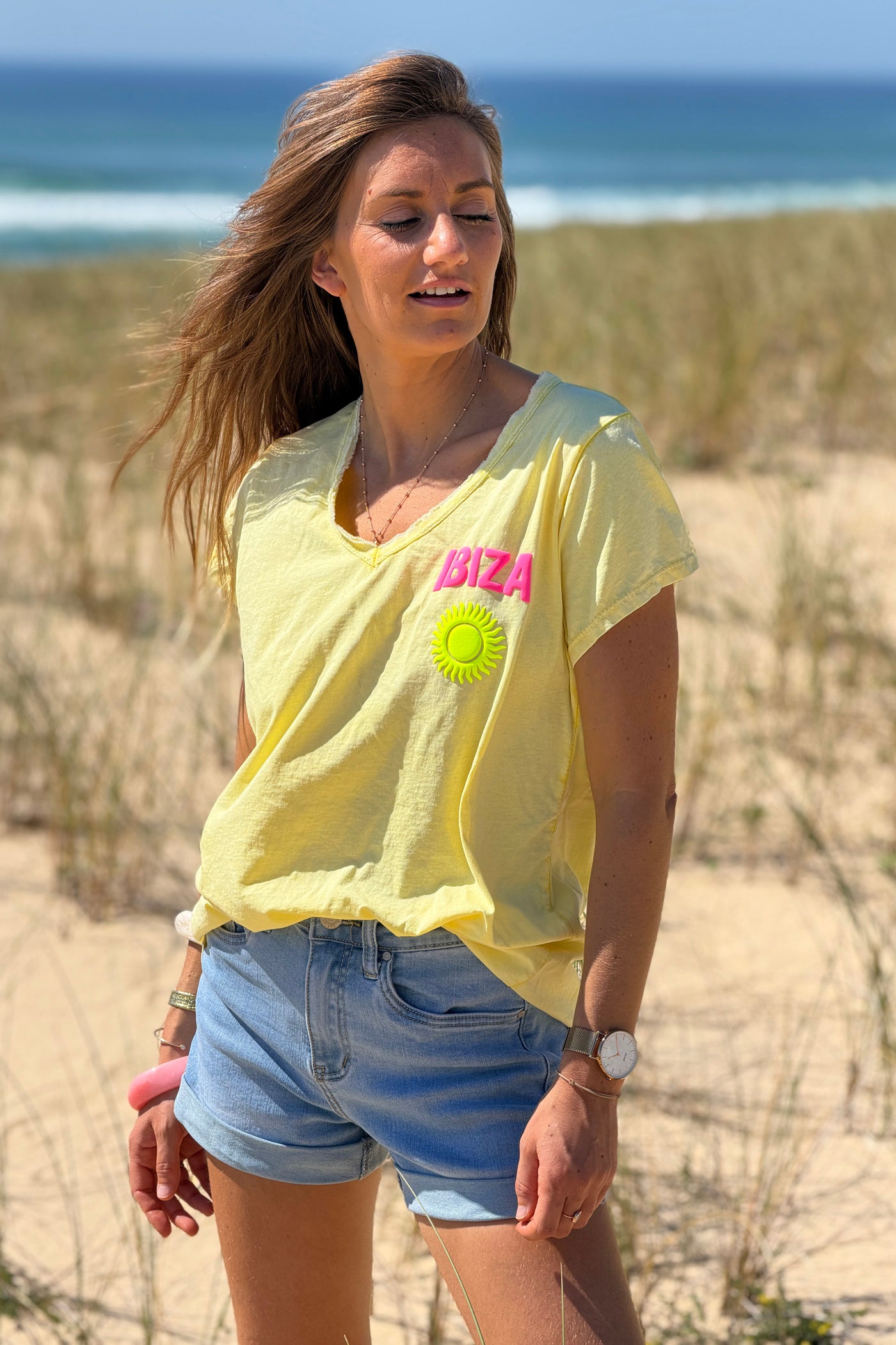Tshirt en coton jaune délavé Ibiza soleil sérigraphie puff relief