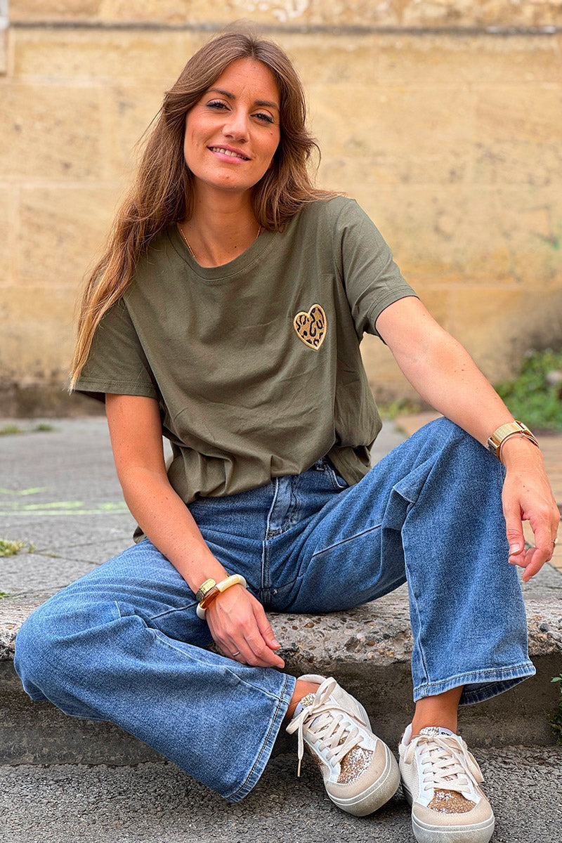 T-shirt en coton kaki broderie cœur léopard