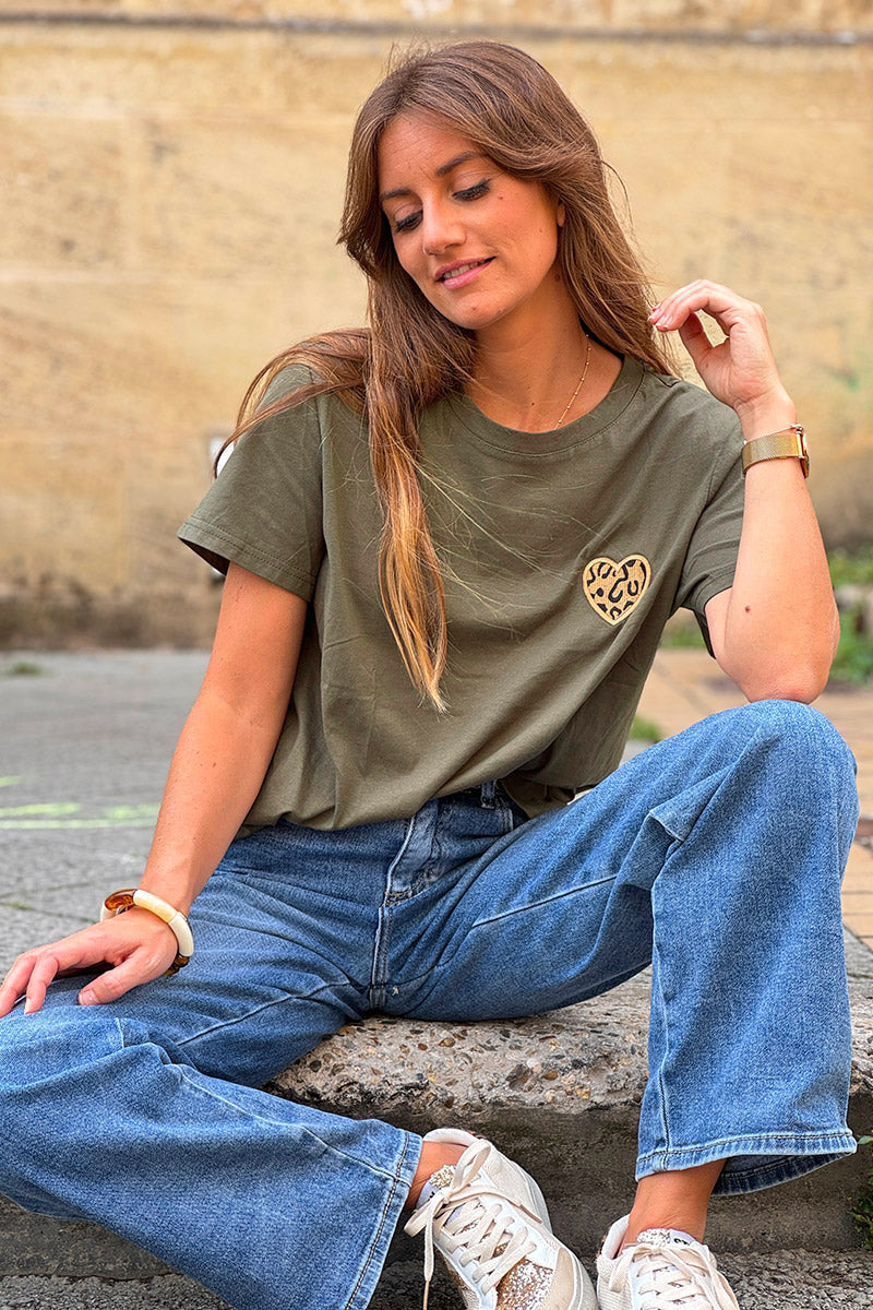 T-shirt en coton kaki broderie cœur léopard