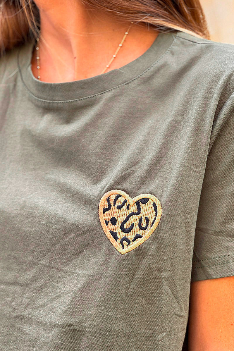 T-shirt en coton kaki broderie cœur léopard