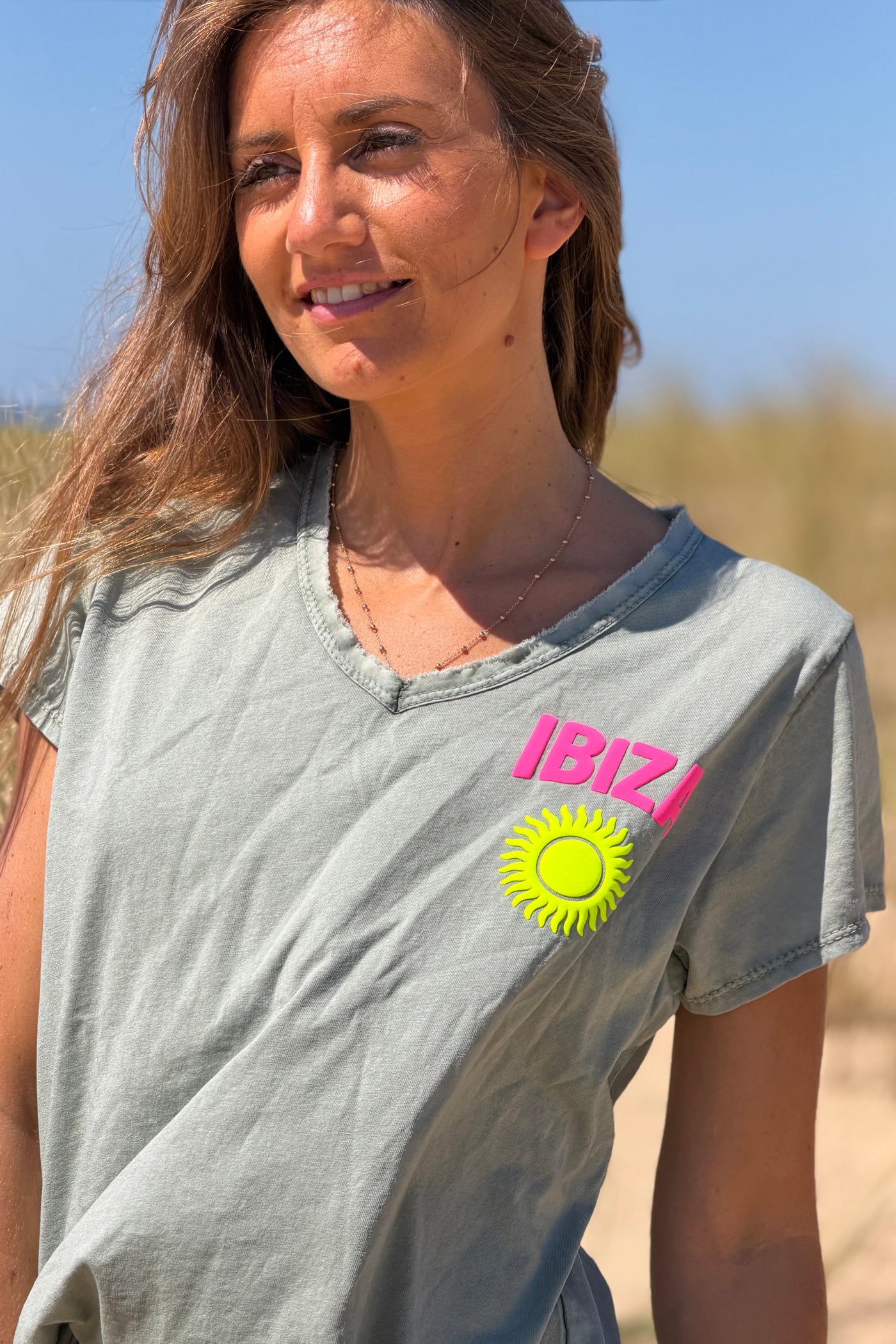 Tshirt en coton kaki délave Ibiza soleil sérigraphie puff relief