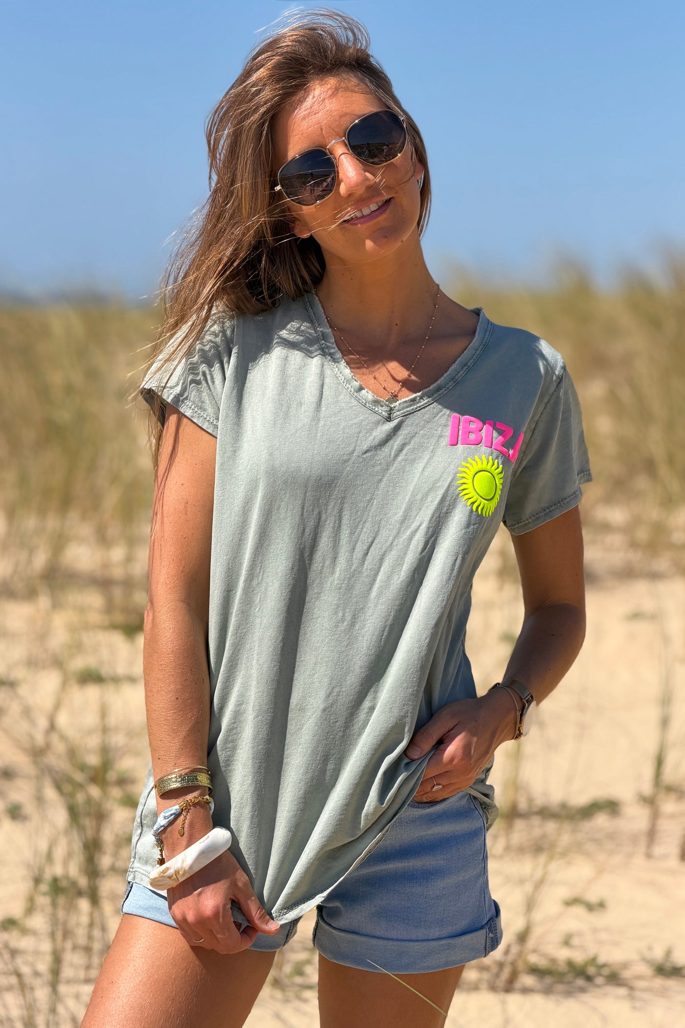Tshirt en coton kaki délave Ibiza soleil sérigraphie puff relief