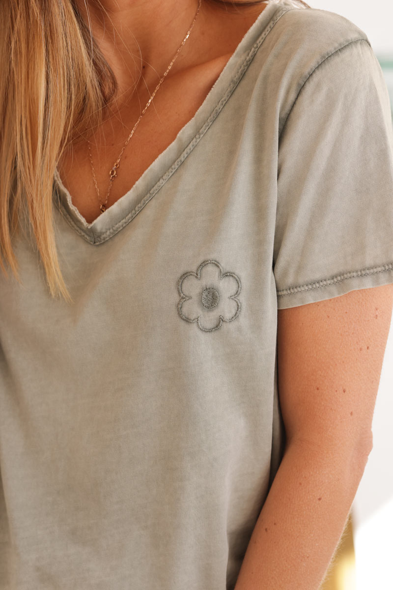 Camiseta de algodón caqui lavada con bordado de flores de margaritas