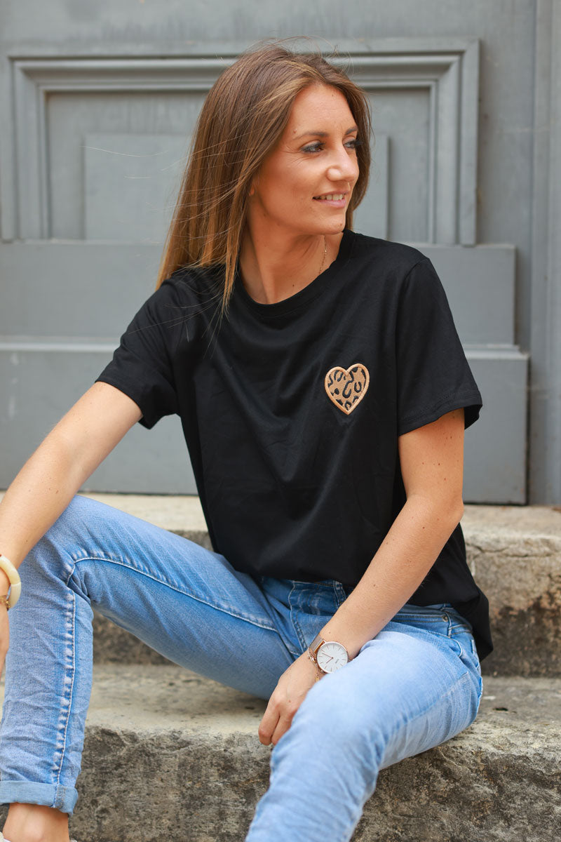 Camiseta negra de algodón con bordado de corazón de leopardo