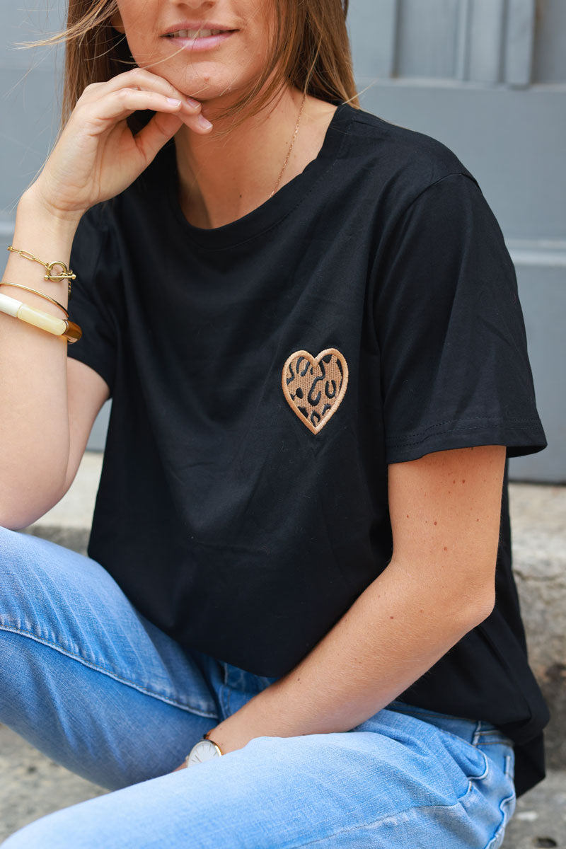 Camiseta negra de algodón con bordado de corazón de leopardo