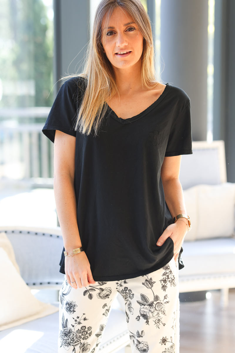 Black cotton t-shirt with embroidered daisy
