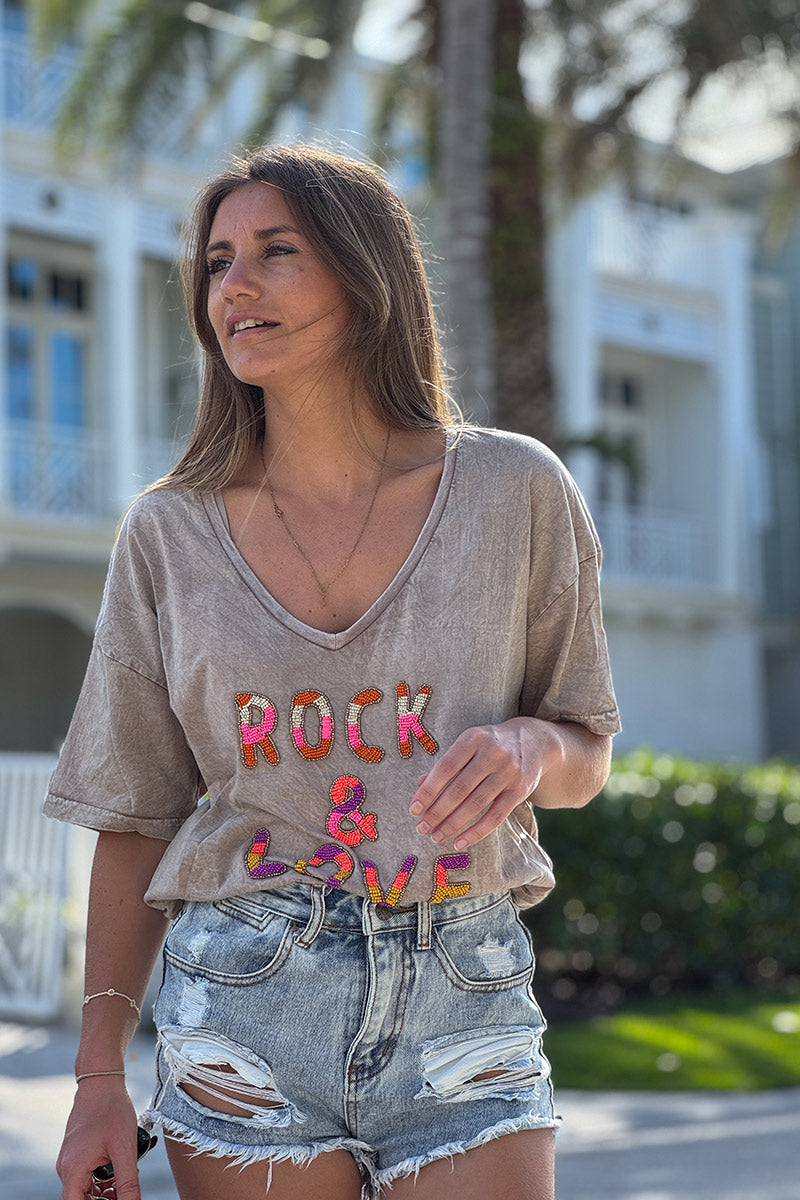 T-shirt en coton taupe délavé broderie perles colorées Rock & Love col v