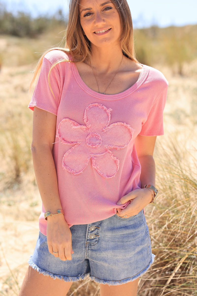 Fuchsia ribbed t-shirt with large denim embroidered daisy