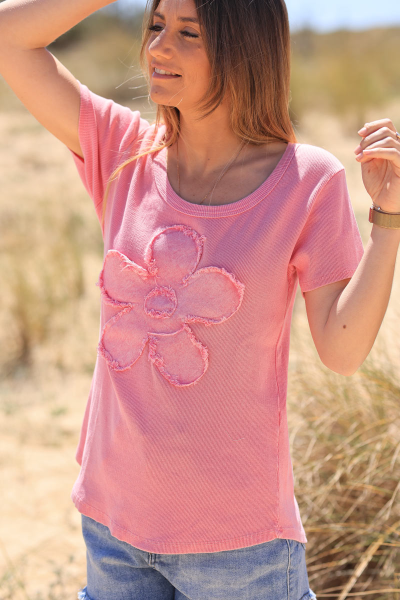 Fuchsia ribbed t-shirt with large denim embroidered daisy