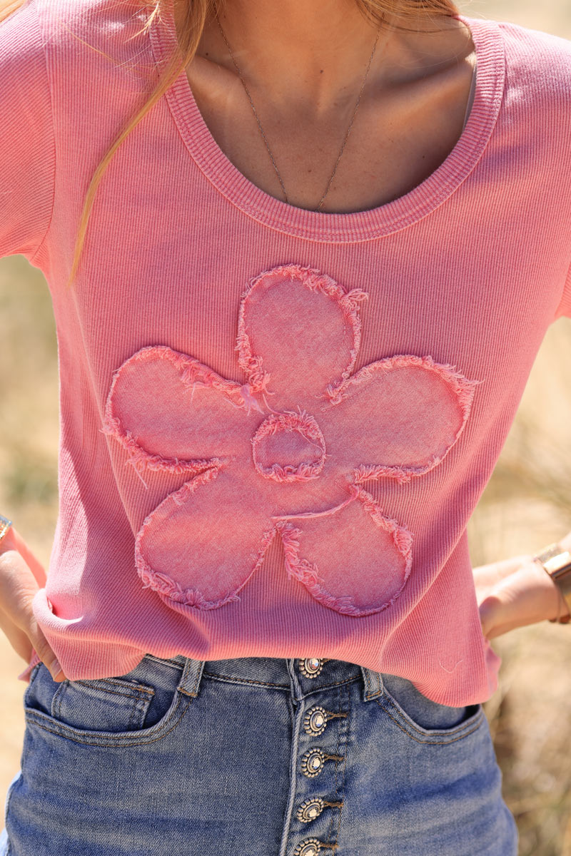 Camiseta fucsia de canalé de algodón, flores vaqueras con efecto desgastado, cuello redondo