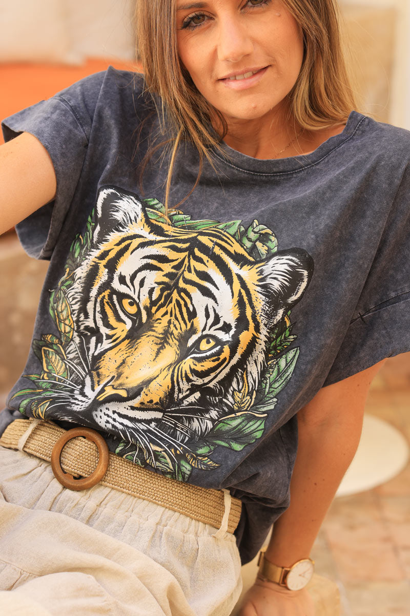 Camiseta gris desteñido con cuello redondo y mangas remangadas, cabeza de tigre