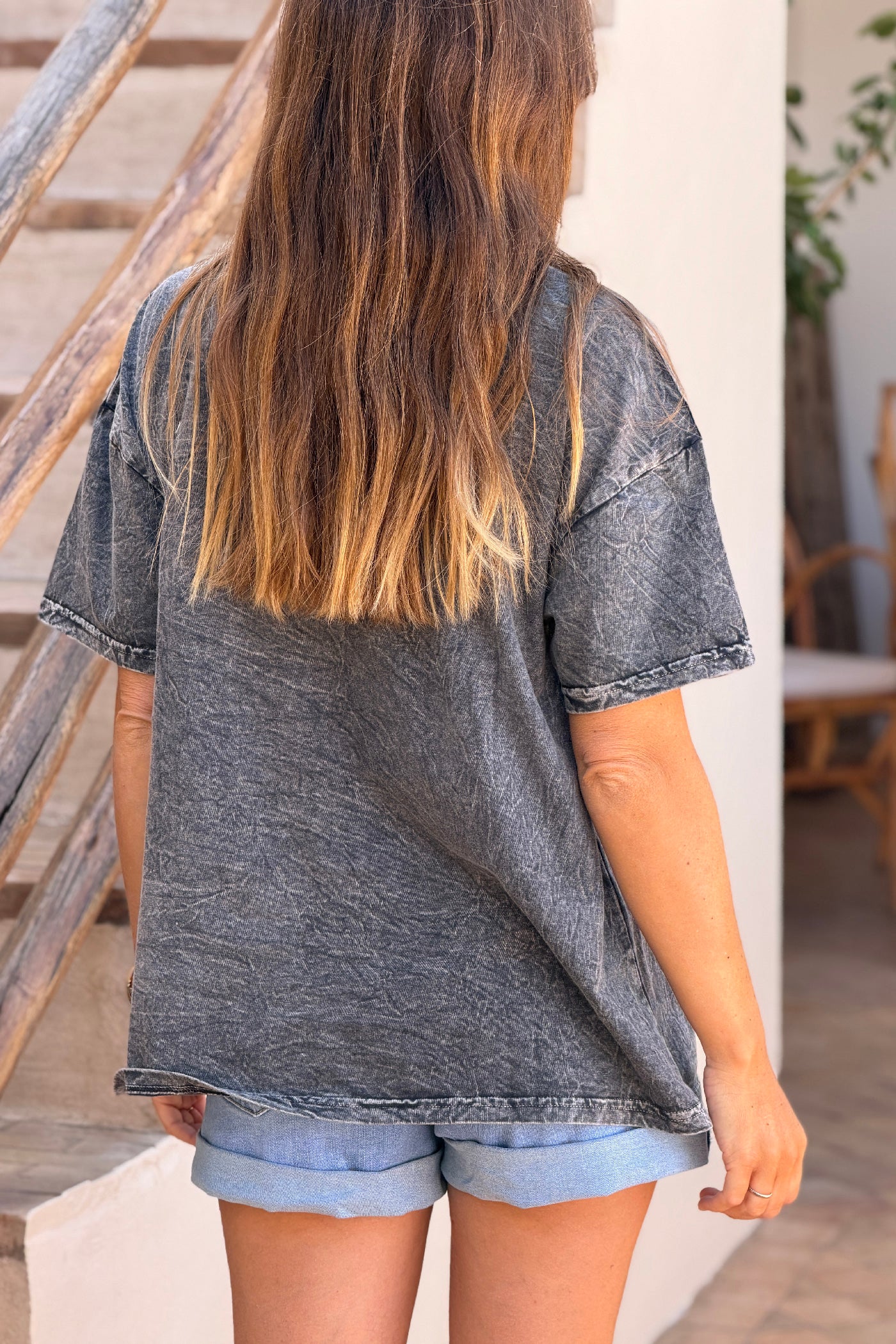 Tshirt gris délavé détails Tulum is Sunny en perles colorées col v