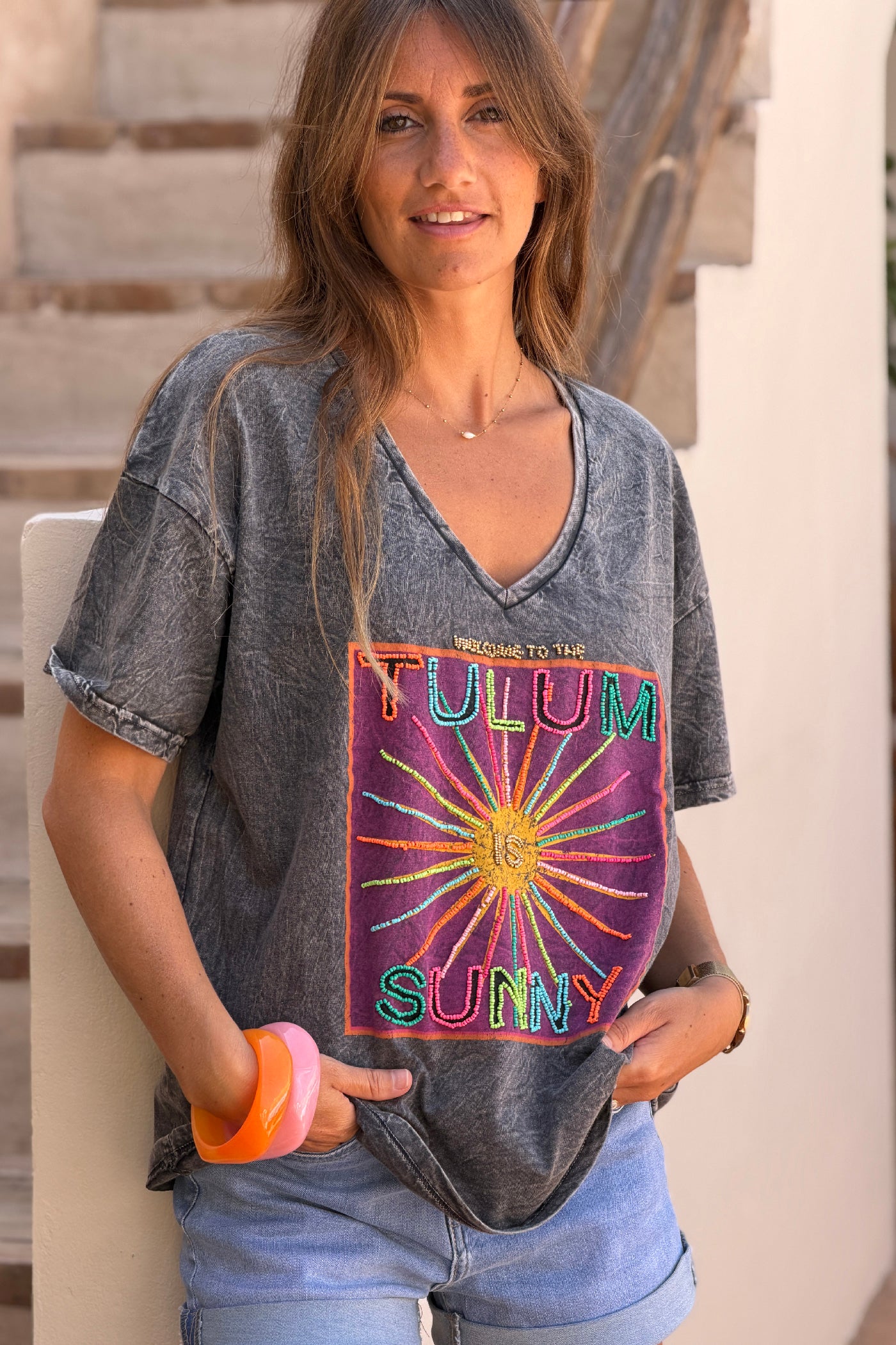 Tshirt gris délavé détails Tulum is Sunny en perles colorées col v