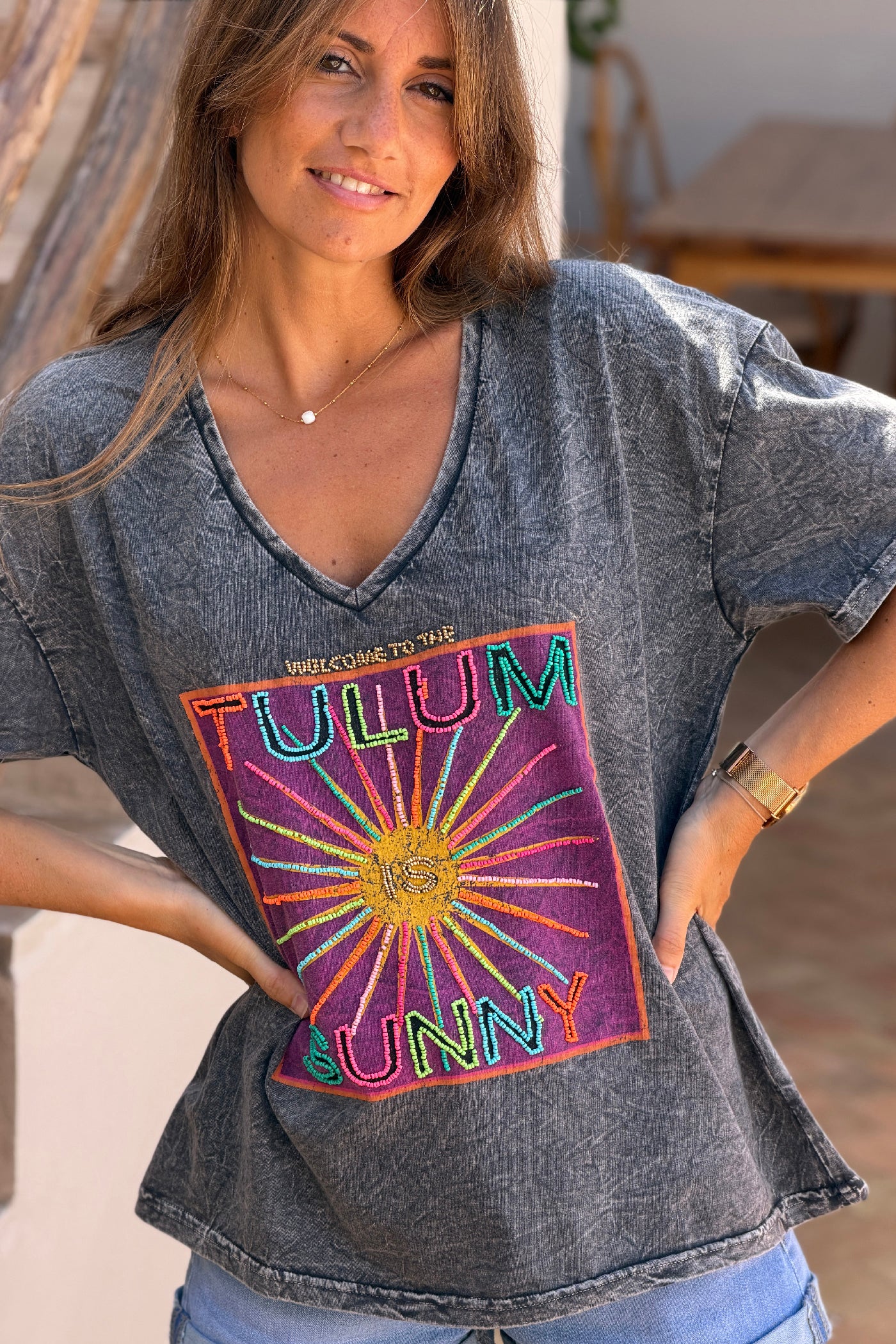 Tshirt gris délavé détails Tulum is Sunny en perles colorées col v